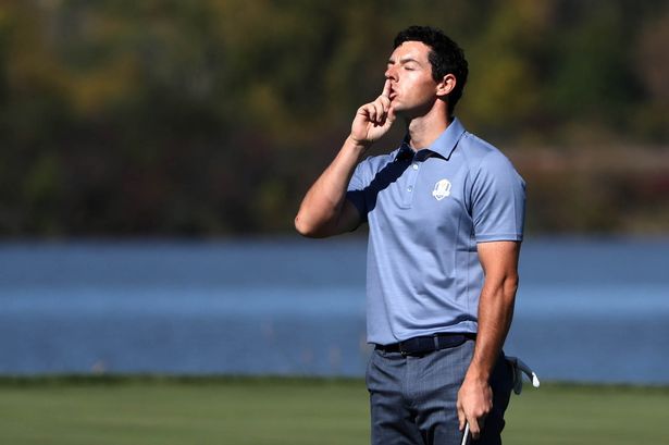 mcilroy-mocks-crowd